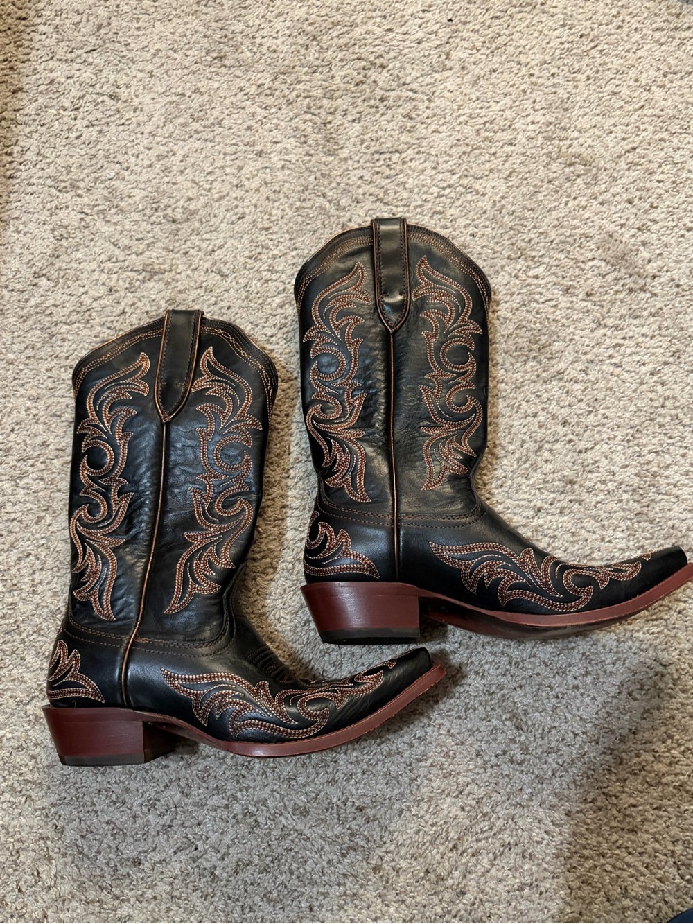Woman’s Ariat Black Western Cowboy Boots with Brown Stitching
